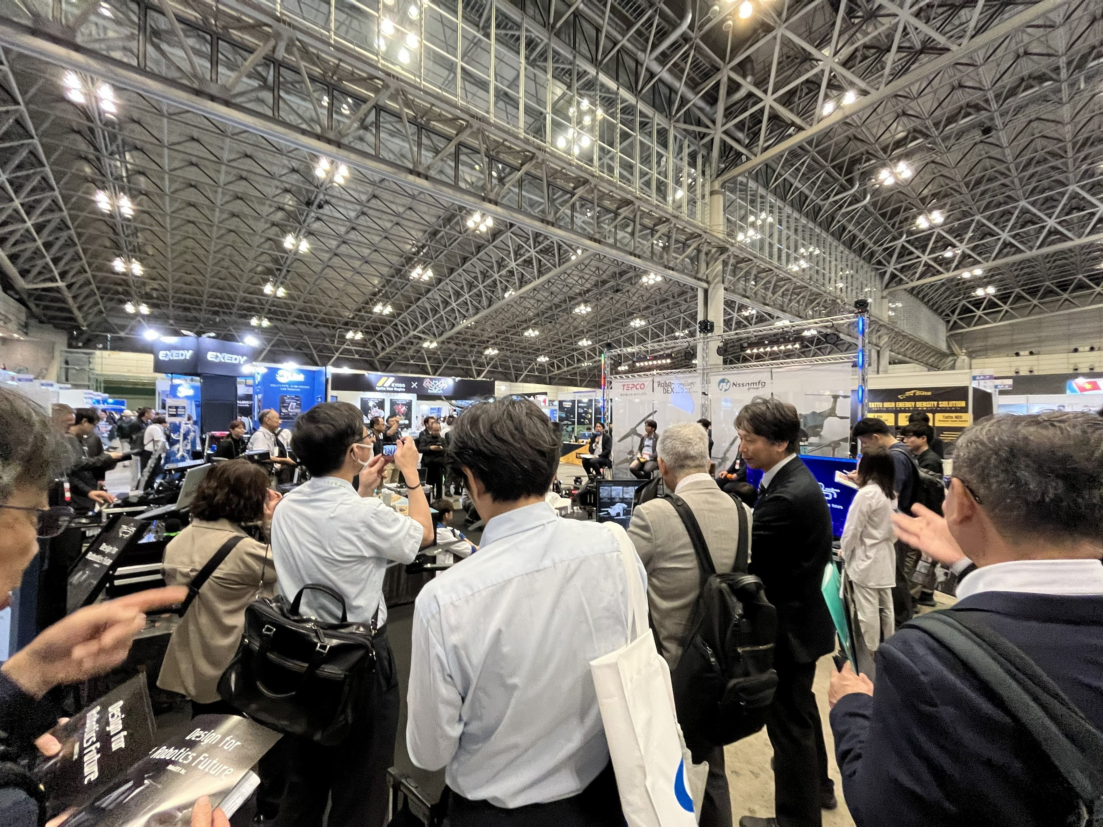 トークショー中、人が収まりきらないほどの賑わいとなったブース